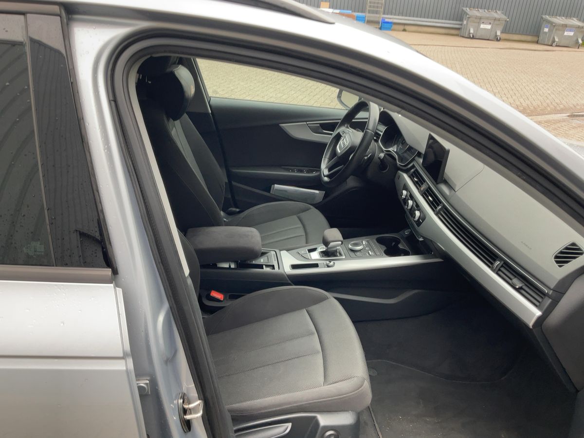 Audi A4 2018 — photo 17