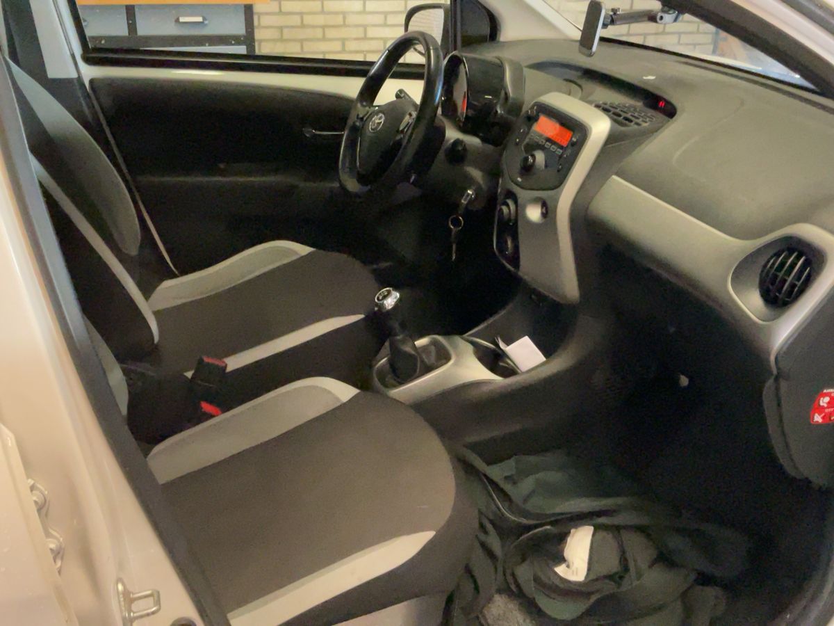 Toyota Aygo 2017 — photo 17