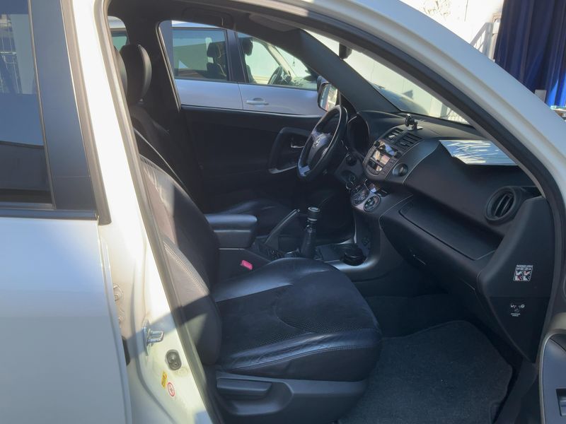 Toyota RAV 4 2.2 D-4D Executive — zdjęcie 11