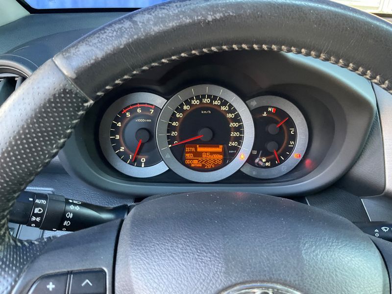 Toyota RAV 4 2.2 D-4D Executive — zdjęcie 13