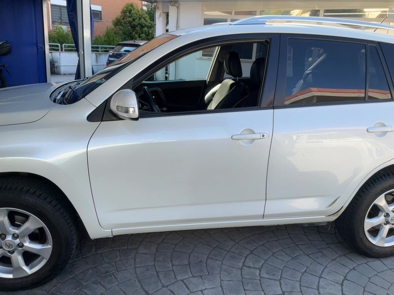Toyota RAV 4 2.2 D-4D Executive — zdjęcie 4
