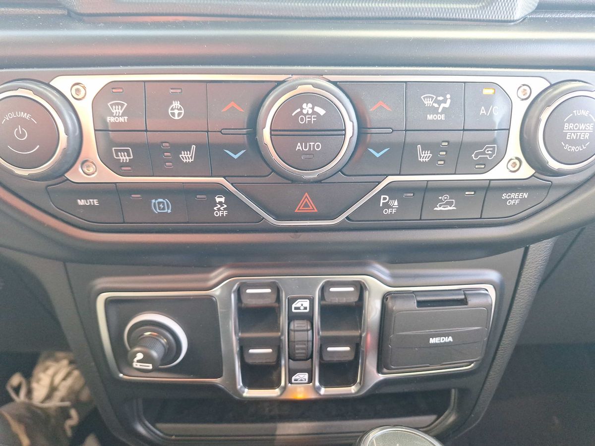 Jeep Wrangler 2022 — photo 70