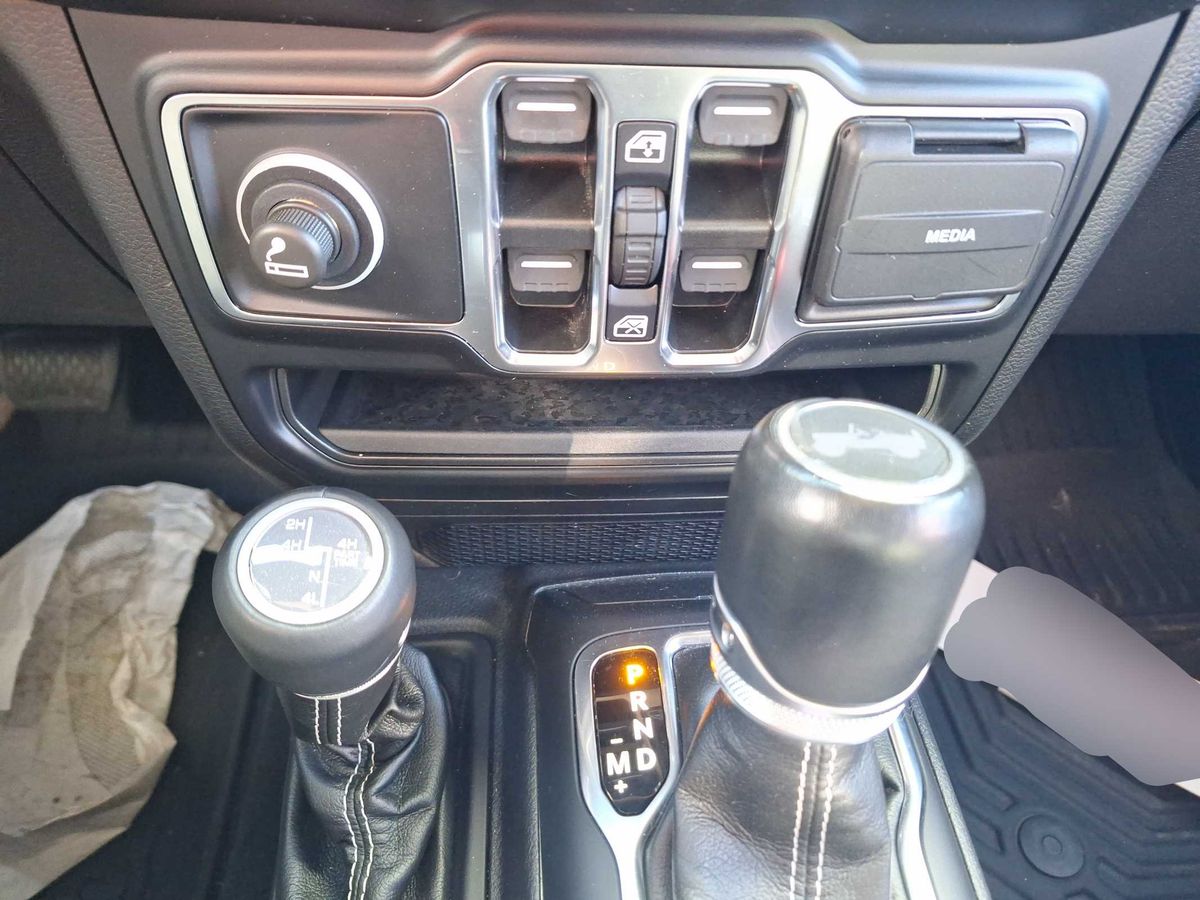Jeep Wrangler 2022 — photo 71
