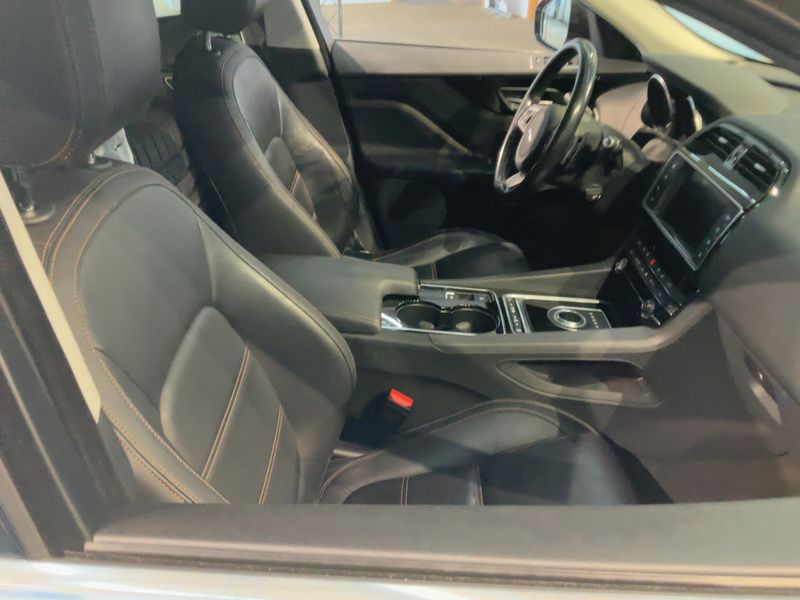 Jaguar F-Pace 30d Prestige AWD — zdjęcie 11