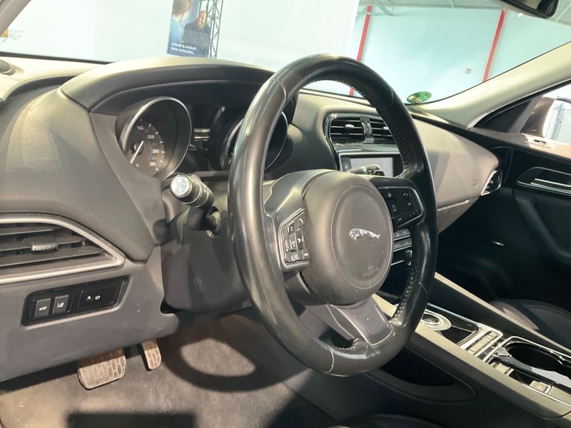 Jaguar F-Pace 30d Prestige AWD 2017 – снимка 25
