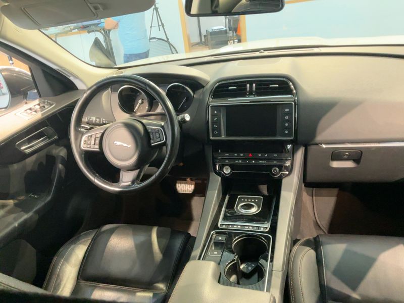 Jaguar F-Pace 30d Prestige AWD — zdjęcie 12