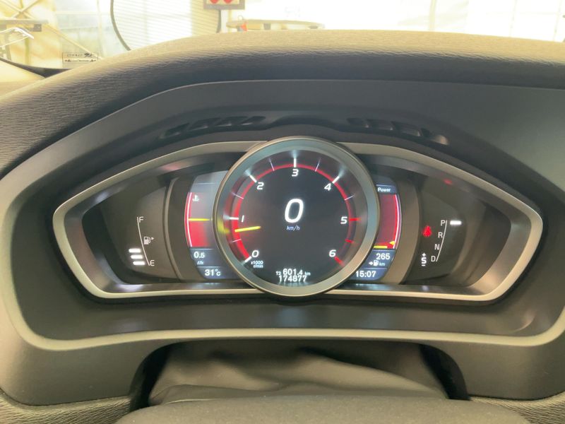 Volvo V40 2.0 D3 You! — zdjęcie 13
