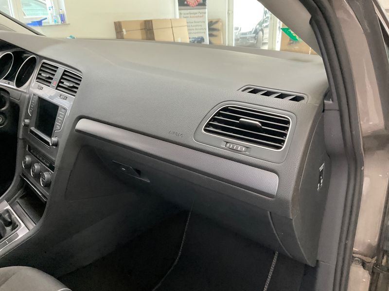 Volkswagen Golf VII 1.6 TDI Lounge BlueMotion Tech 2015 – снимка 27