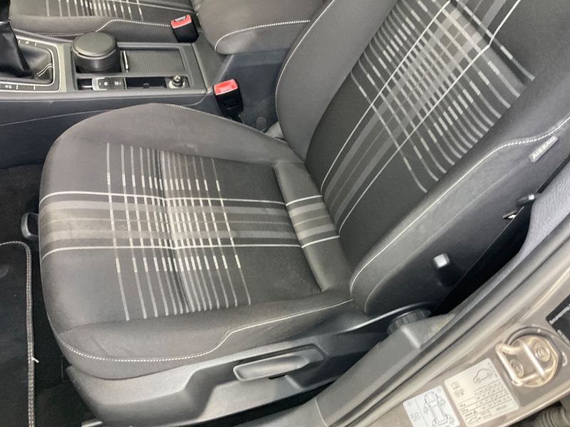Volkswagen Golf VII 1.6 TDI Lounge BlueMotion Tech 2015 – снимка 29