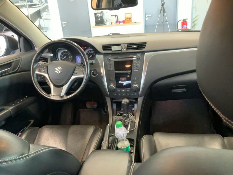 Suzuki Kizashi 2.4 Sport 4x4 — zdjęcie 12