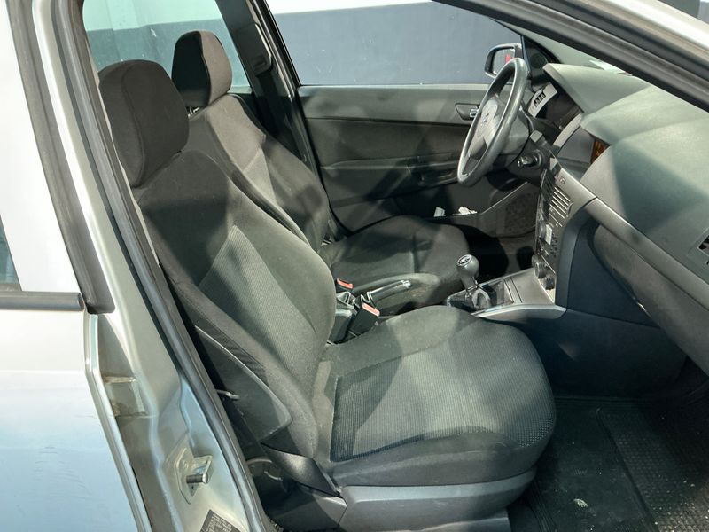 Opel Astra 1.4 Essentia — zdjęcie 3