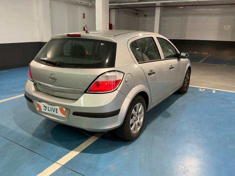 Opel Astra 1.4 Essentia — zdjęcie 2