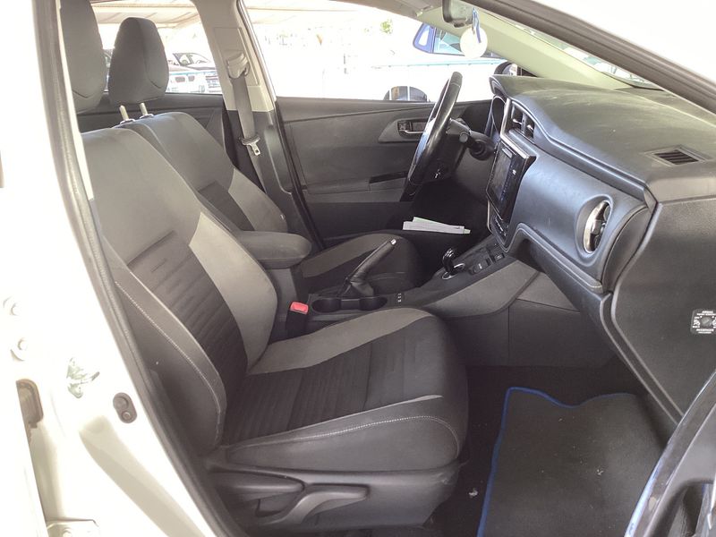 Toyota Auris 1.8 Hybrid Active — zdjęcie 11