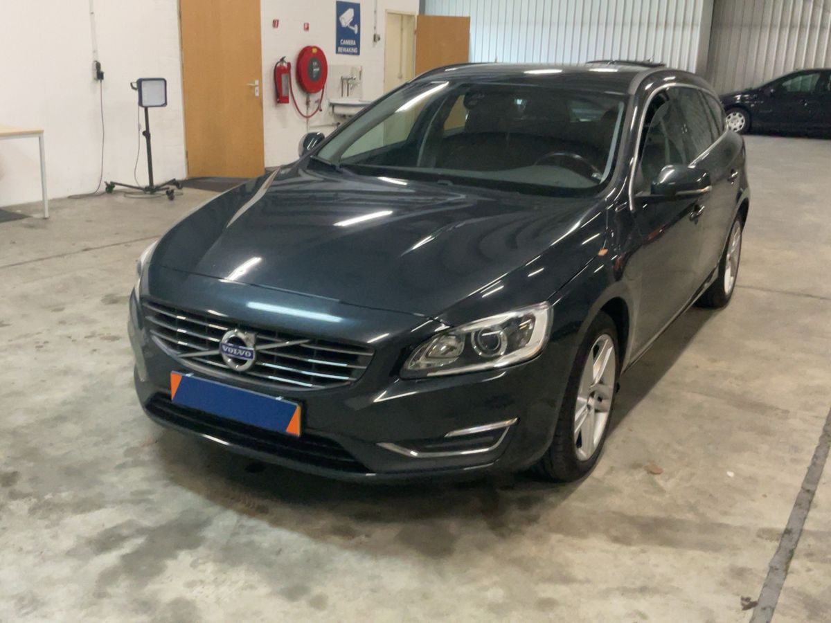 Volvo V60 2015 — photo 1