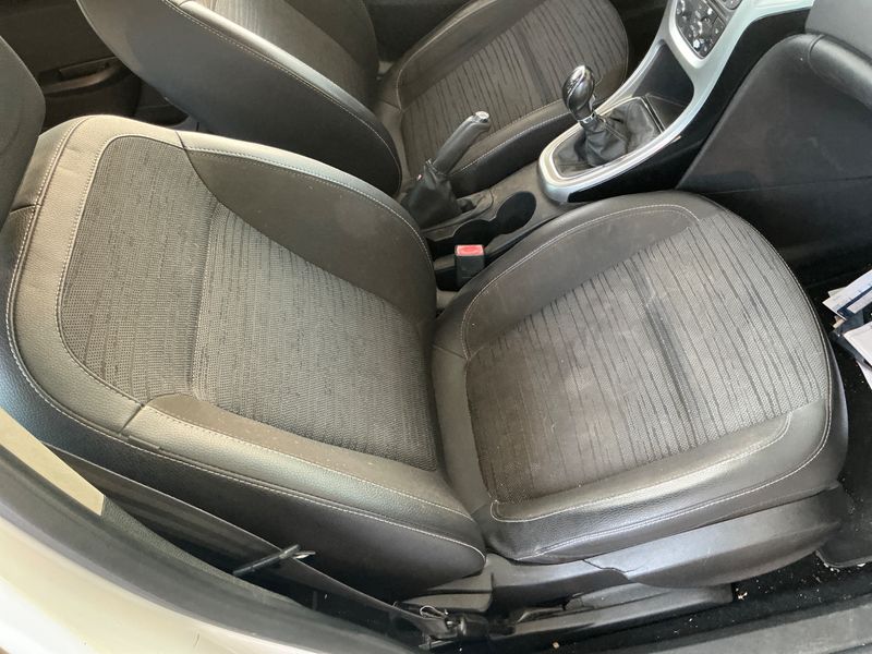 Opel Astra 1.6 CDTI DPF Selective 2014 – снимка 22