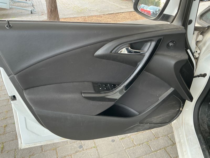 Opel Astra 1.6 CDTI DPF Selective 2014 – снимка 24