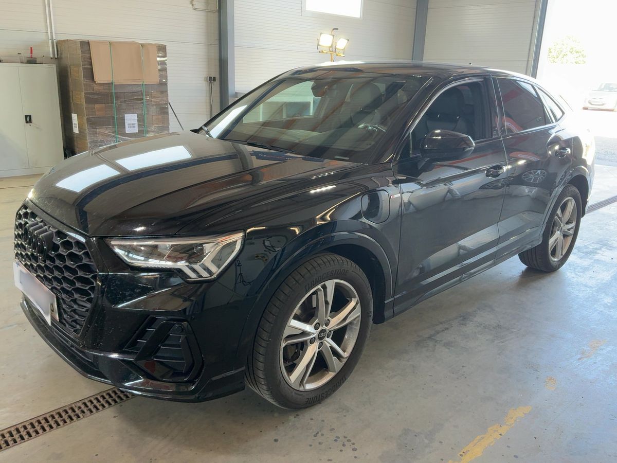 Audi Q3 2022 — photo 1