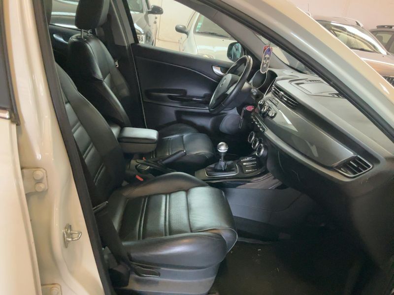 Alfa Romeo Giulietta 2.0 JTDM Turismo 2013 – снимка 16