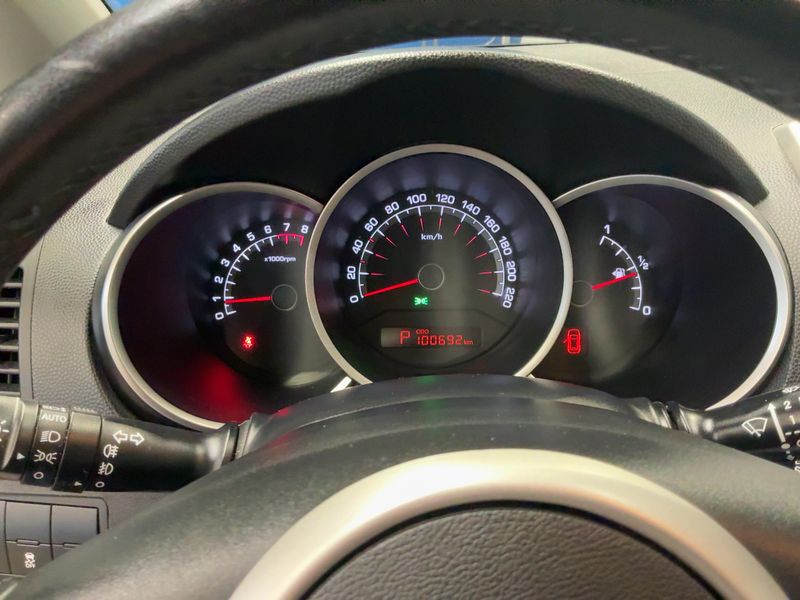 Kia Venga 1.6 Dream Team — zdjęcie 13