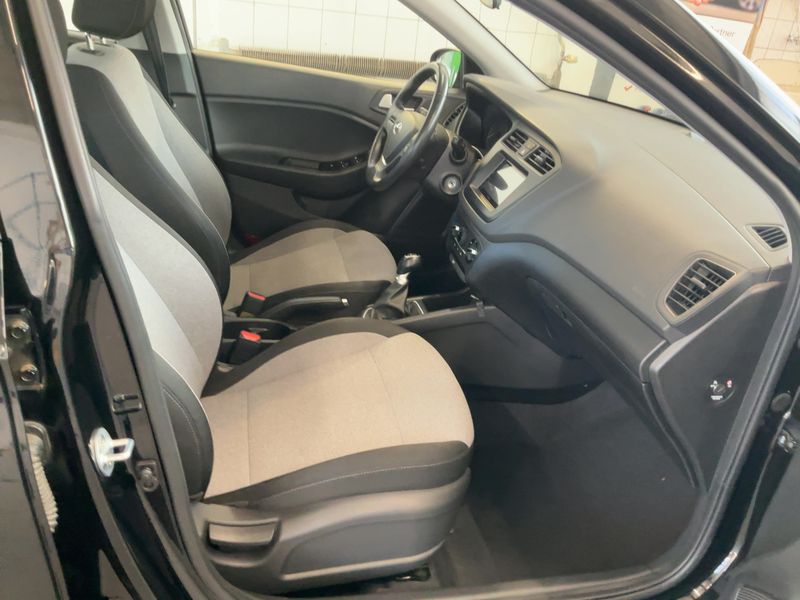 Hyundai i20 1.2 Trend blue — zdjęcie 11