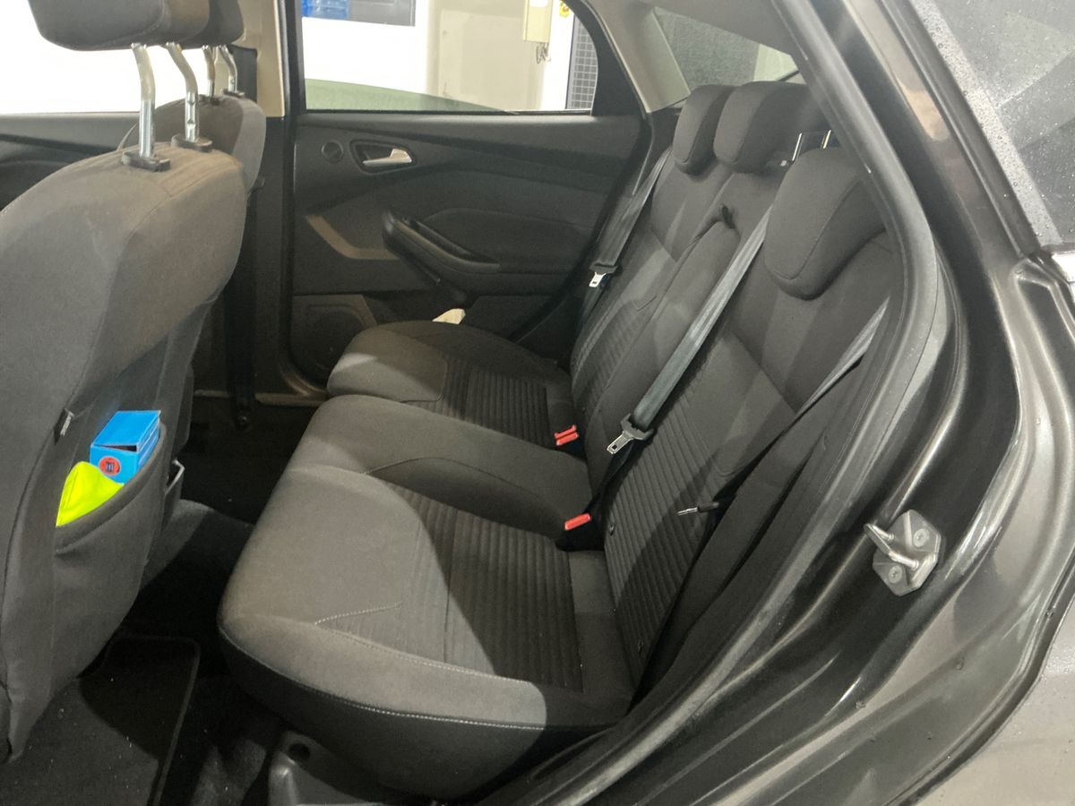 Ford Focus 2016 — photo 35