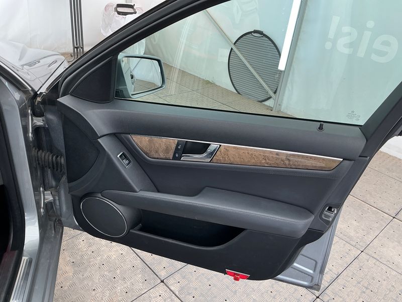 Mercedes-Benz C-Klasse C 350 CDI T BlueEfficiency Avantgarde 2011 – снимка 22