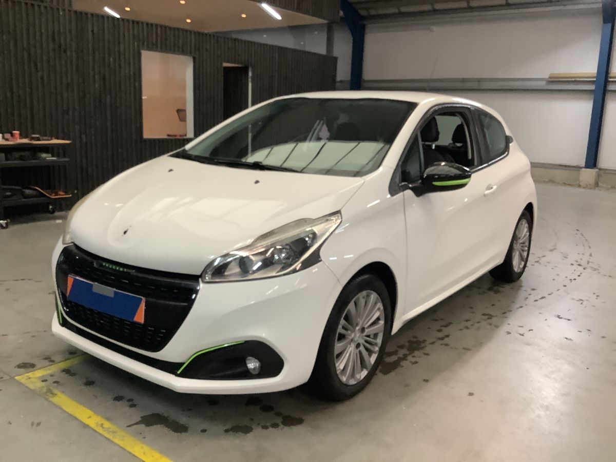 Peugeot 208 2015 — photo 1