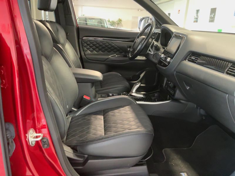 Mitsubishi Outlander 2.4 PHEV Plus Spirit 4WD — zdjęcie 11