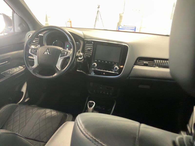Mitsubishi Outlander 2.4 PHEV Plus Spirit 4WD — zdjęcie 12