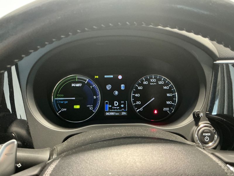 Mitsubishi Outlander 2.4 PHEV Plus Spirit 4WD — zdjęcie 13