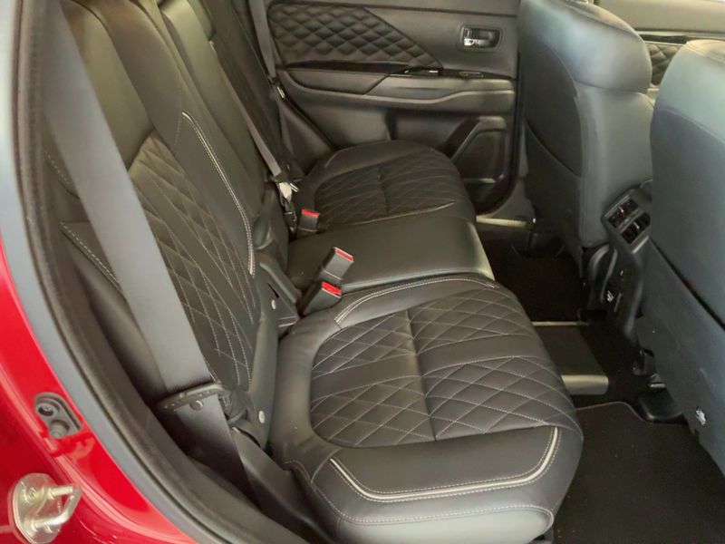 Mitsubishi Outlander 2.4 PHEV Plus Spirit 4WD — zdjęcie 14