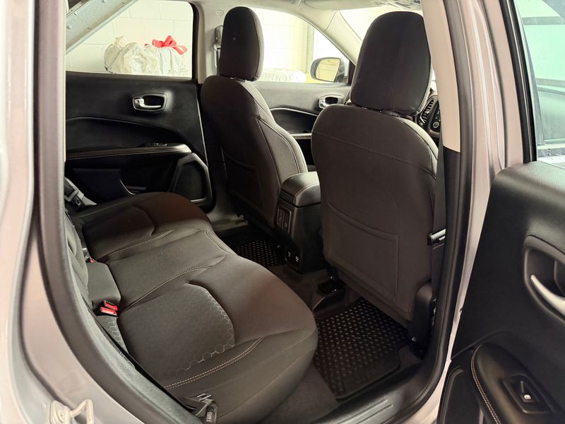Jeep Compass 2.0 M-Jet Longitude 4WD — zdjęcie 14
