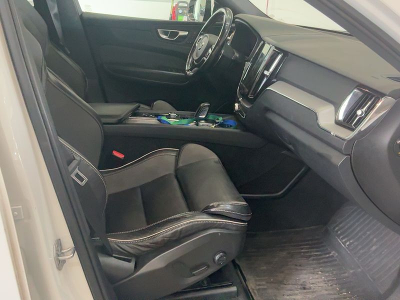 Volvo XC60 2.0 B4 Diesel Mild-Hybrid R Design AWD 2020 – снимка 16