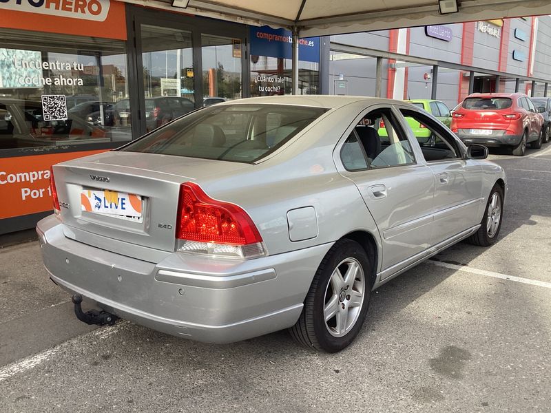 Volvo S60 2.4 D Momentum — zdjęcie 2
