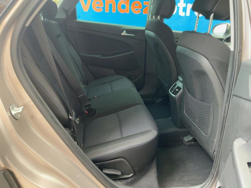 Hyundai Tucson 1.7 CRDi Business 2WD — zdjęcie 14