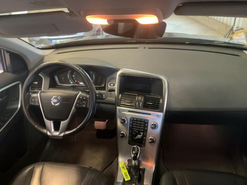 Volvo XC60 2.0 D4 Momentum Business 2WD — zdjęcie 12