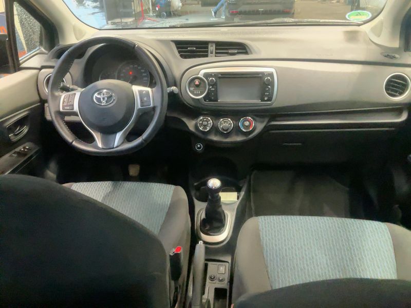 Toyota Yaris 1.0 VVT-i Life — zdjęcie 12