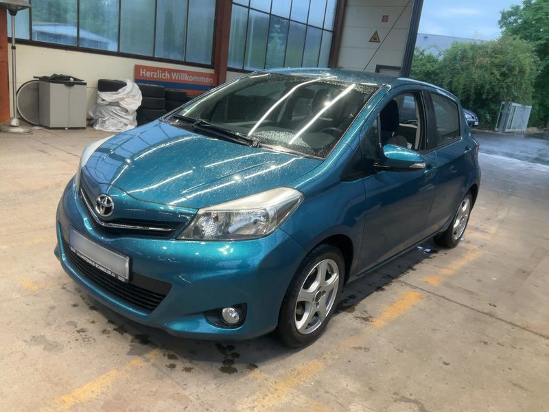 Toyota Yaris 1.0 VVT-i Life — zdjęcie 1
