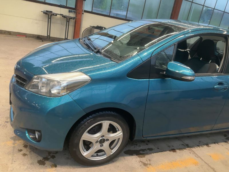 Toyota Yaris 1.0 VVT-i Life — zdjęcie 2