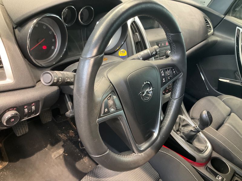 Opel Astra 1.6 Sport 2011 – снимка 35