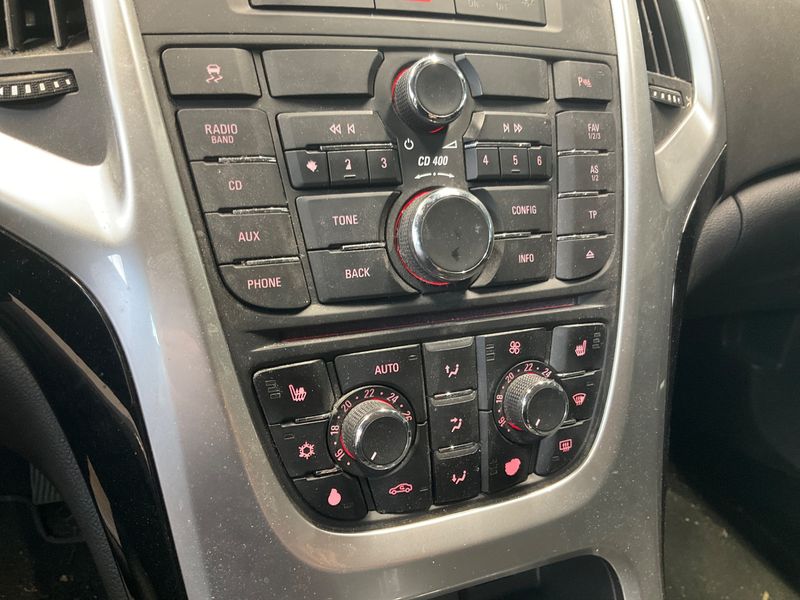 Opel Astra 1.6 Sport 2011 – снимка 33