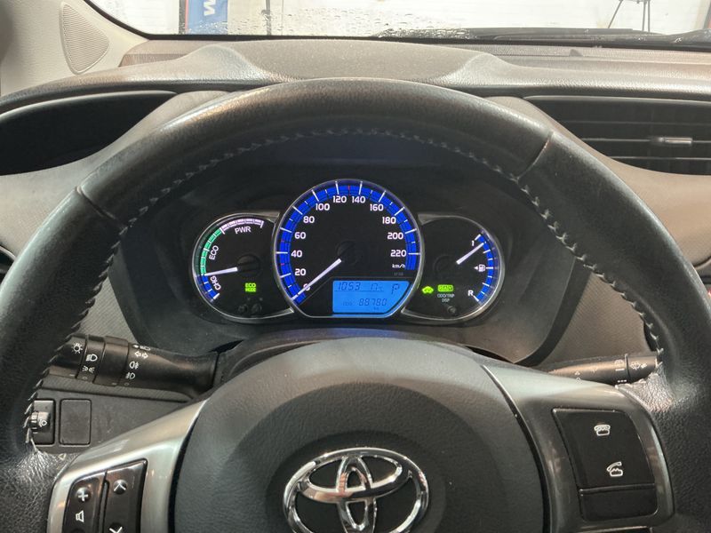 Toyota Yaris 1.5 Hybrid Comfort — zdjęcie 13