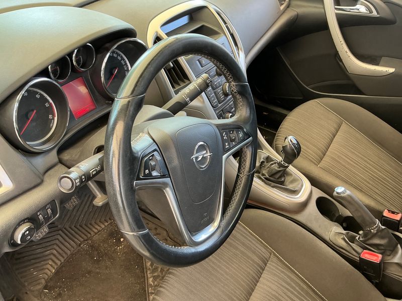 Opel Astra 1.3 CDTI Selective 2012 – снимка 32