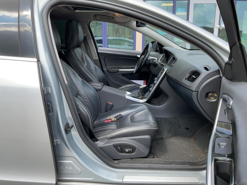Volvo V60 2.4 D6 Plug-in Hybrid Summum AWD — zdjęcie 11
