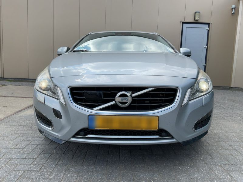 Volvo V60 2.4 D6 Plug-in Hybrid Summum AWD — zdjęcie 9