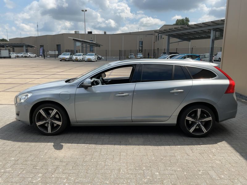 Volvo V60 2.4 D6 Plug-in Hybrid Summum AWD — zdjęcie 4