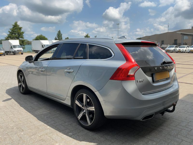 Volvo V60 2.4 D6 Plug-in Hybrid Summum AWD — zdjęcie 3