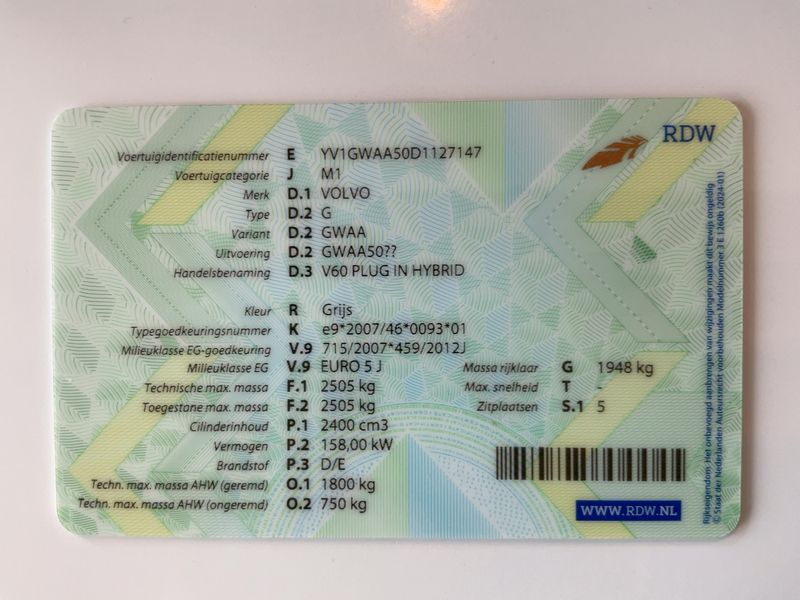 Volvo V60 2.4 D6 Plug-in Hybrid Summum AWD — zdjęcie 15