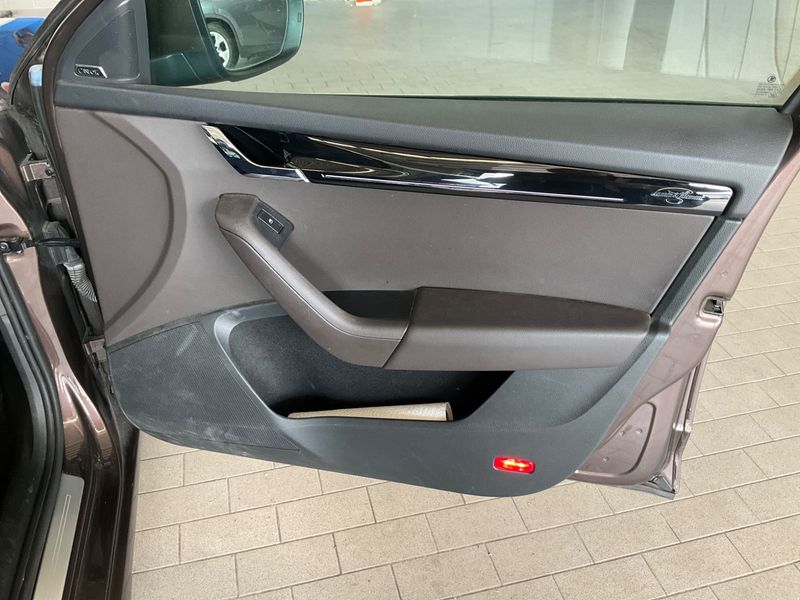 Skoda Octavia 2.0 TDI Laurin & Klement 2017 – снимка 23