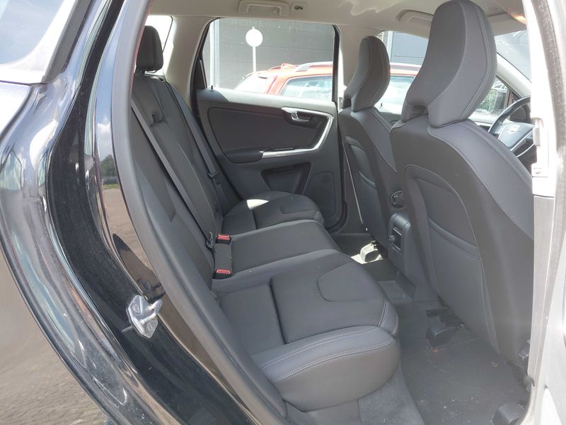 Volvo XC60 2.4 D4 Momentum AWD — zdjęcie 14